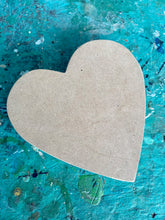 Cargar imagen en el visor de la galería, Pieza madera - Corazón perforado