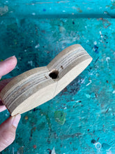Cargar imagen en el visor de la galería, Pieza madera - Corazón perforado
