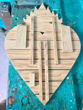 Cargar imagen en el visor de la galería, Retablo de madera - Corazón gigante
